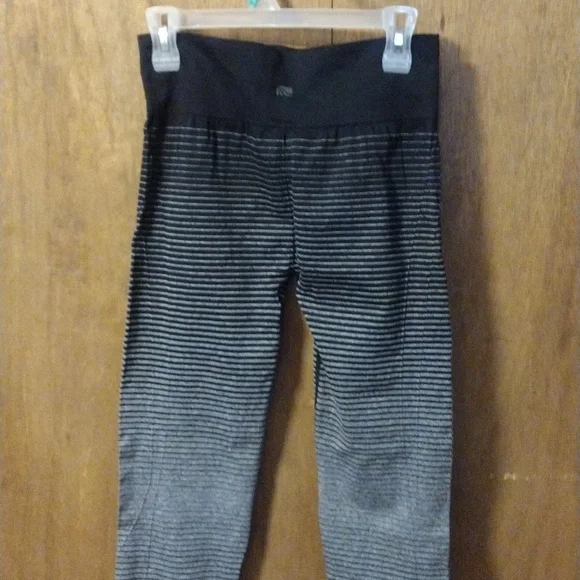 Marika stretchy leggings. No flaws or stains - Picture 5 of 6